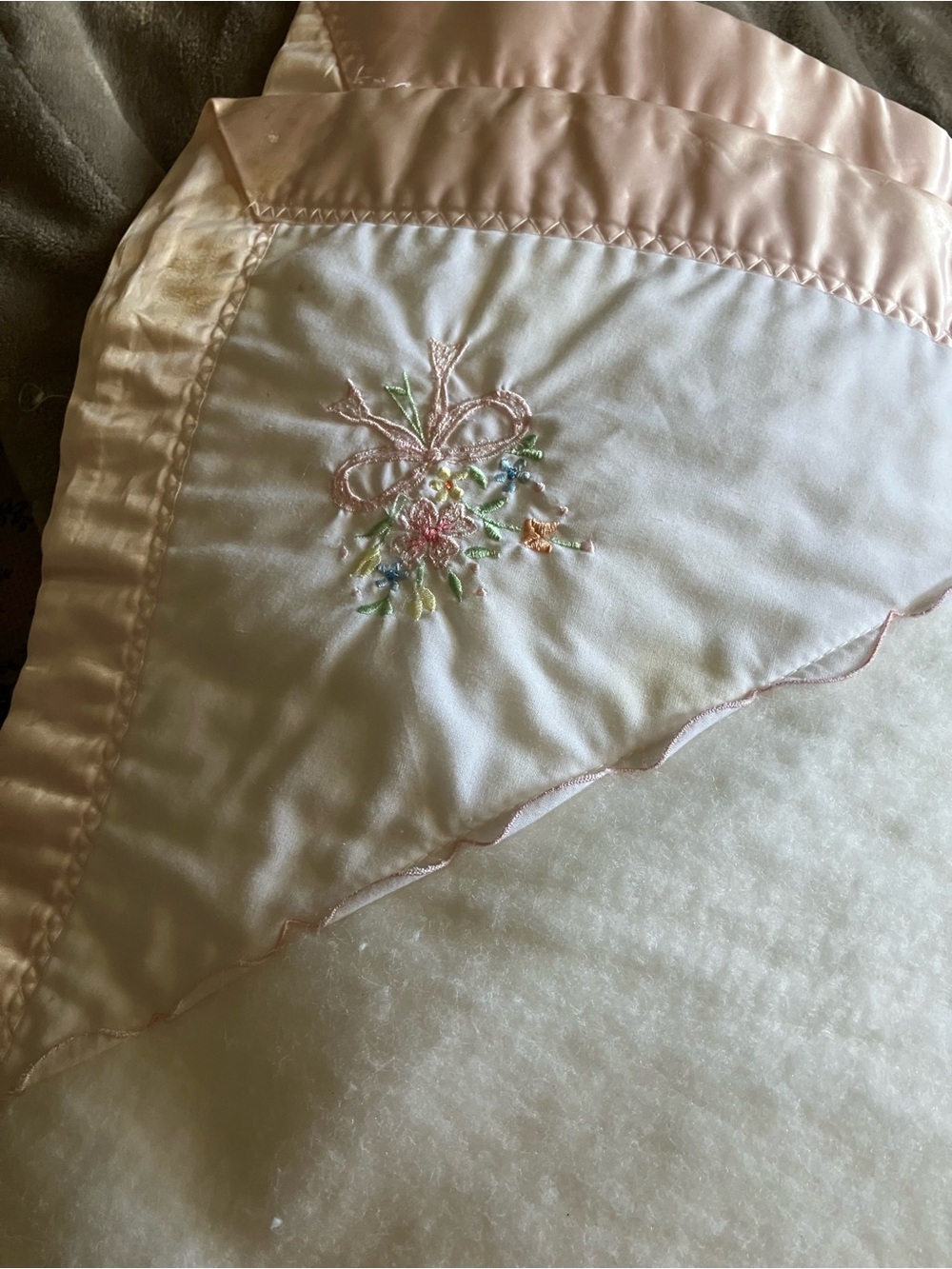 VINTAGE QUILTEX FLEECE WHITE WITH SATIN TRIM BABY BLANKET 34" X 46" EMBROIDERED